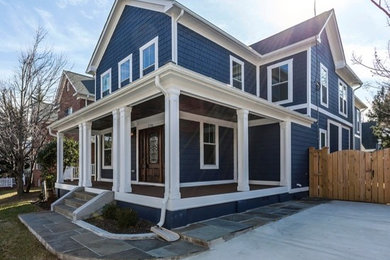 Aménagement d'une grande façade de maison bleue craftsman en bois à un étage avec un toit à deux pans et un toit en shingle.