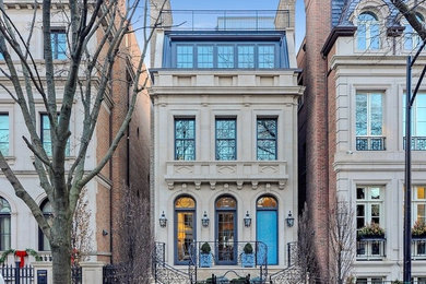 シカゴにあるラグジュアリーなトラディショナルスタイルのおしゃれな家の外観 (石材サイディング) の写真