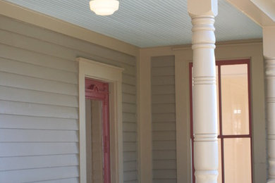 Foto de fachada beige tradicional con revestimiento de madera y tejado a dos aguas