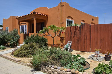 Foto de fachada de casa marrón de estilo americano pequeña de una planta con revestimiento de estuco y tejado plano
