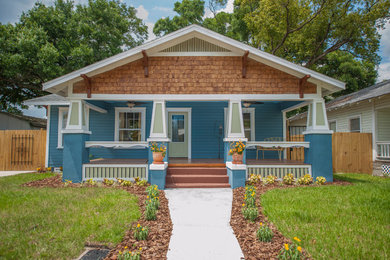 Foto de fachada de casa azul de estilo americano grande de dos plantas con revestimientos combinados, tejado a dos aguas y tejado de teja de madera