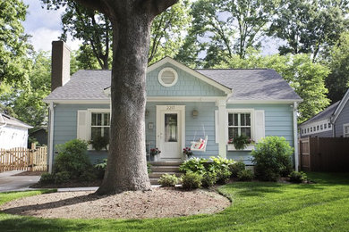 Idée de décoration pour une façade de maison bleue craftsman de taille moyenne avec un revêtement en vinyle.