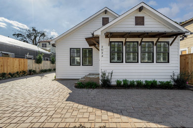 Kleines, Einstöckiges Rustikales Einfamilienhaus mit Faserzement-Fassade, weißer Fassadenfarbe, Satteldach und Schindeldach in Houston