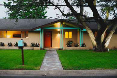 Mid-century modern exterior home idea in Austin