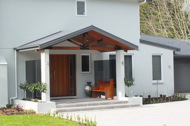 Пример оригинального дизайна: большой, двухэтажный, серый дом в современном стиле