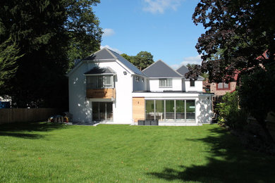 Пример оригинального дизайна: большой, двухэтажный, деревянный, белый дом в стиле модернизм с двускатной крышей
