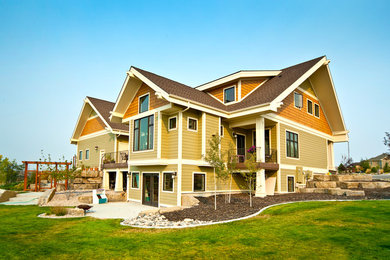 Стильный дизайн: трехэтажный, зеленый дом среднего размера в стиле кантри с облицовкой из ЦСП и двускатной крышей - последний тренд