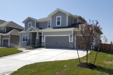 Inspiration for a mid-sized craftsman gray one-story vinyl house exterior remodel in Kansas City