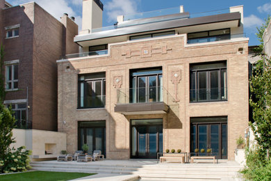 Modelo de fachada contemporánea grande de tres plantas con revestimiento de ladrillo y tejado plano