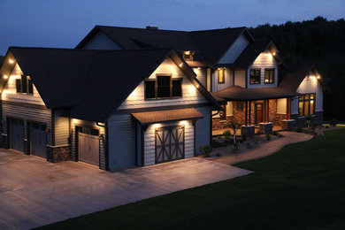 Cette photo montre une grande façade de maison grise craftsman en bois à un étage.