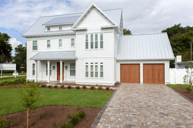 Esempio della facciata di una casa bianca country a due piani di medie dimensioni con rivestimento in legno