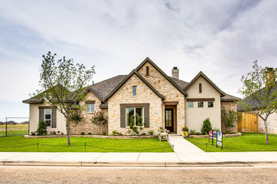 Großes, Einstöckiges Klassisches Einfamilienhaus mit Mix-Fassade, brauner Fassadenfarbe, Satteldach und Schindeldach in Austin