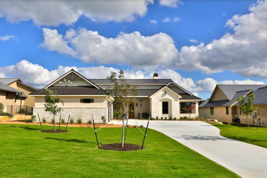 Foto de fachada de casa beige de estilo de casa de campo de una planta