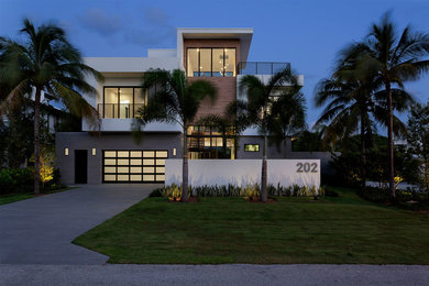 На фото: трехэтажный, разноцветный частный загородный дом среднего размера в стиле модернизм с комбинированной облицовкой, плоской крышей и крышей из смешанных материалов