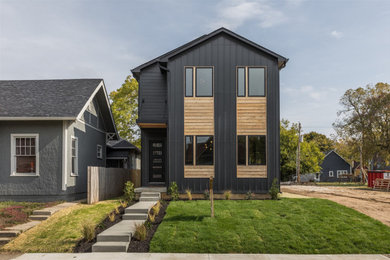 Foto de fachada de casa negra minimalista de tamaño medio de dos plantas con revestimiento de madera, tejado a dos aguas y tejado de teja de madera