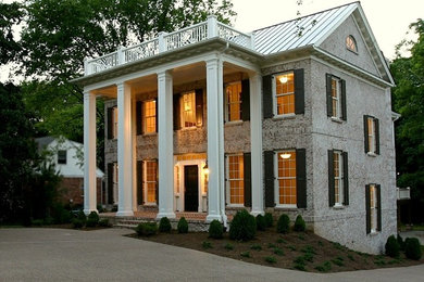Foto della facciata di una casa classica con rivestimento in mattoni
