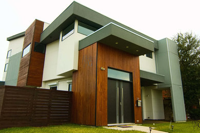 Свежая идея для дизайна: большой, двухэтажный, серый частный загородный дом в стиле модернизм с комбинированной облицовкой и плоской крышей - отличное фото интерьера