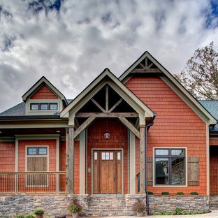 Aménagement d'une façade de maison orange montagne de taille moyenne et de plain-pied avec un toit à deux pans et un toit en shingle.