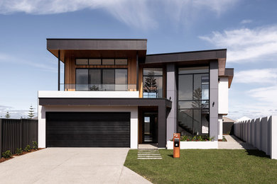 Aménagement d'une façade de maison multicolore moderne à un étage avec un revêtement mixte et un toit à deux pans.