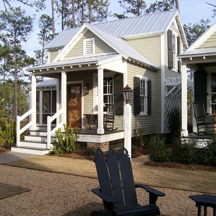 Diseño de fachada beige de estilo de casa de campo