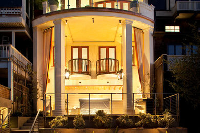 サンフランシスコにあるコンテンポラリースタイルのおしゃれな三階建ての家の写真