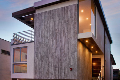 Foto de fachada minimalista de tres plantas con revestimiento de piedra y tejado plano