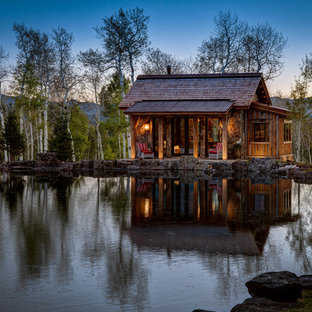 Foto på ett litet rustikt brunt hus, med sadeltak, allt i ett plan och tak i shingel