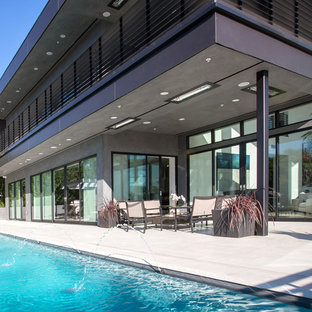 Großes, Vierstöckiges, Graues Modernes Haus mit Putzfassade, Flachdach und Misch-Dachdeckung in Los Angeles