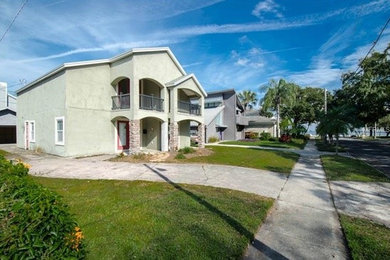 Mittelgroßes, Zweistöckiges Modernes Haus mit Putzfassade und grauer Fassadenfarbe in Tampa