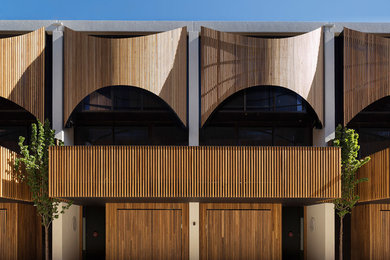 Idee per la facciata di una casa contemporanea a due piani con rivestimento in legno