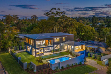 Großes, Zweistöckiges Modernes Haus mit brauner Fassadenfarbe in Brisbane