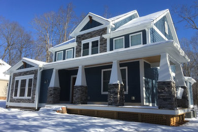Стильный дизайн: большой, двухэтажный, деревянный, синий частный загородный дом в стиле кантри с двускатной крышей - последний тренд
