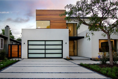 На фото: большой, двухэтажный, разноцветный дом в стиле модернизм с облицовкой из цементной штукатурки и плоской крышей с