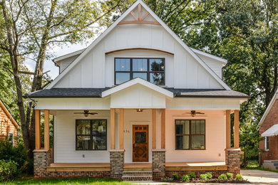Foto de fachada de casa blanca de estilo americano grande de dos plantas con revestimiento de madera, tejado a dos aguas y tejado de teja de madera