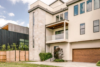 Modelo de fachada beige minimalista de tamaño medio de tres plantas con revestimientos combinados y tejado plano