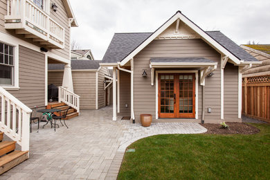 Diseño de fachada de casa beige clásica de tamaño medio de una planta con revestimiento de madera, tejado a cuatro aguas y tejado de teja de madera