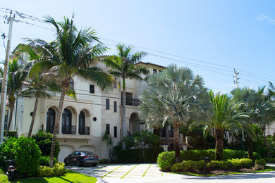 マイアミにあるラグジュアリーな巨大な地中海スタイルのおしゃれな家の外観 (混合材サイディング) の写真