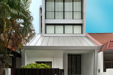 Diseño de fachada blanca contemporánea pequeña de tres plantas