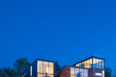 ワシントンD.C.にあるモダンスタイルのおしゃれな家の外観 (混合材サイディング) の写真