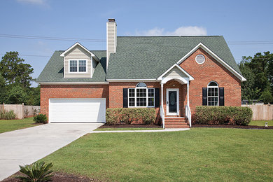 Mid-sized elegant exterior home photo in Wilmington