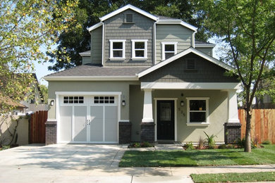 Ispirazione per la facciata di una casa piccola beige american style a due piani con rivestimento in stucco