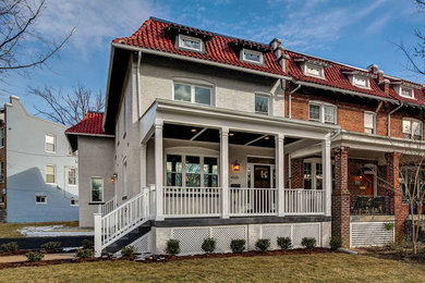 Dreistöckiges Haus mit Backsteinfassade und weißer Fassadenfarbe in Washington, D.C.
