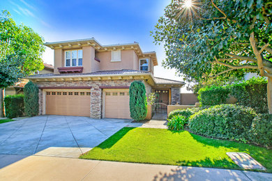 Example of an exterior home design in Orange County