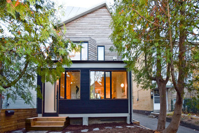 Foto de fachada blanca contemporánea de tamaño medio de tres plantas con revestimiento de madera y tejado a dos aguas