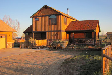 Diseño de fachada de casa beige rural grande de dos plantas con revestimientos combinados, tejado a dos aguas y tejado de metal