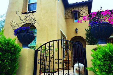 サンディエゴにある高級な地中海スタイルのおしゃれな家の外観 (漆喰サイディング) の写真