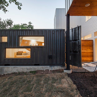 Großes, Zweistöckiges Modernes Haus mit Metallfassade und Flachdach in Austin