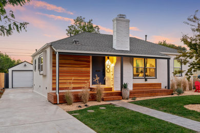 Ejemplo de fachada de casa blanca y gris de estilo americano de tamaño medio de una planta con revestimientos combinados, tejado a dos aguas, tejado de teja de madera y teja