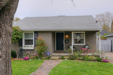 Example of an exterior home design in Sacramento