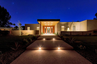 Imagen de fachada de casa beige contemporánea extra grande de una planta con revestimiento de estuco, tejado plano y techo verde